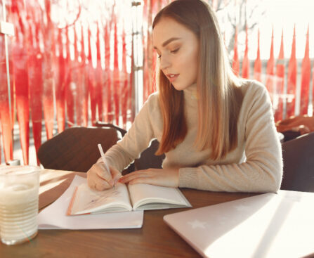businesswoman-working-cafe