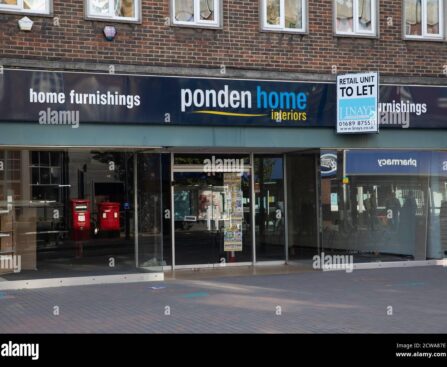 empty-ponden-home-interiors-store-in-orpington-high-street-kent-which-is-now-closed-down-2CWA87E
