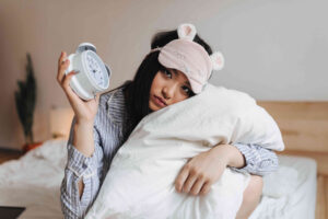 lady-cover-her-head-by-pillow-bed (3)
