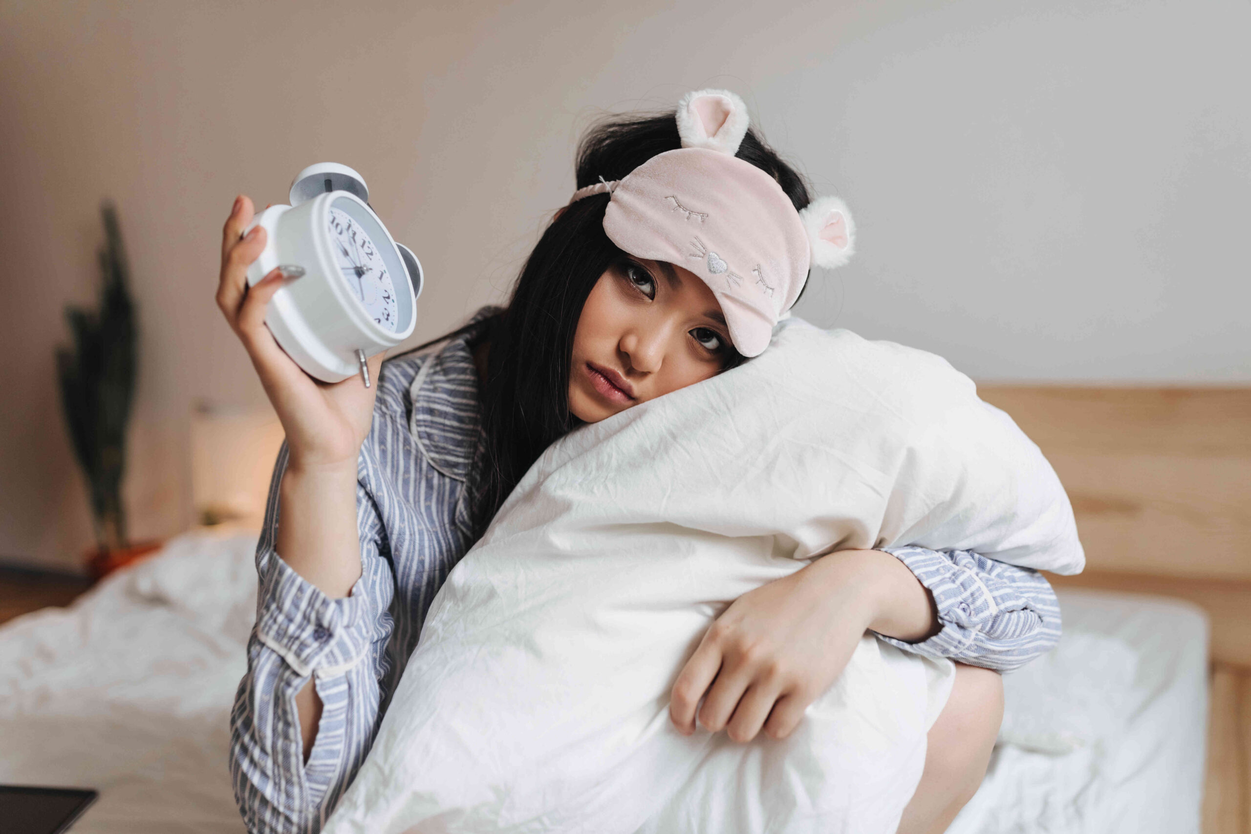 lady-cover-her-head-by-pillow-bed (3)